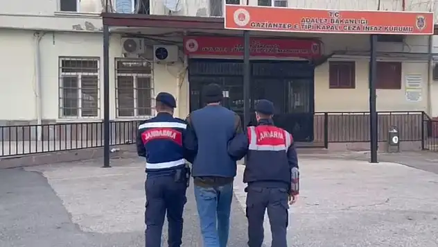 2 yaşındaki kızına şiddet uyguladı