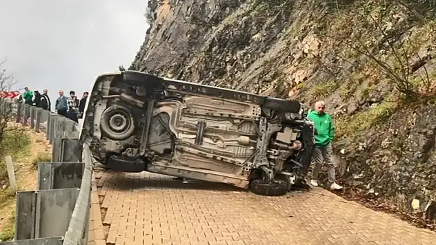 Hafif ticari araç devrildi: 3 yaralı