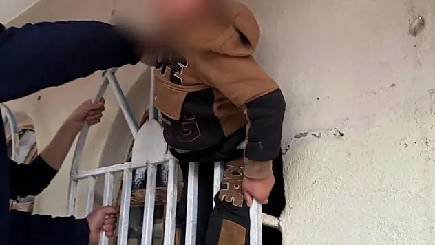 6 yaşındaki çocuk pencerenin demir korkulukları arasına sıkıştı!