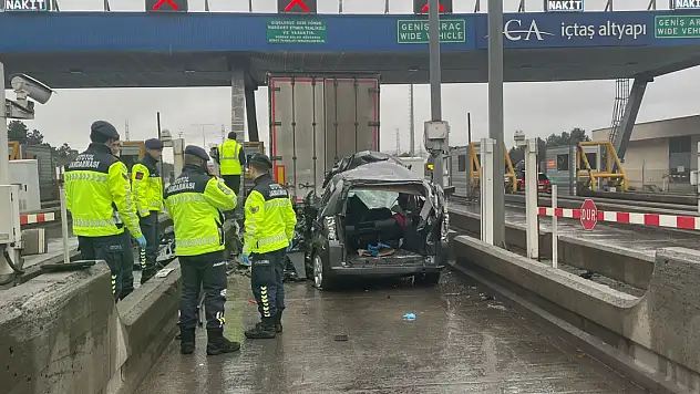 Kuzey Marmara Otoyolu Gişeler'de araç tırın altına girdi: 1 ölü