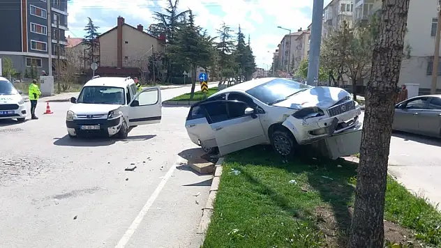 Konya'da otomobille kamyonet çarpıştı! 5 kişi yaralandı