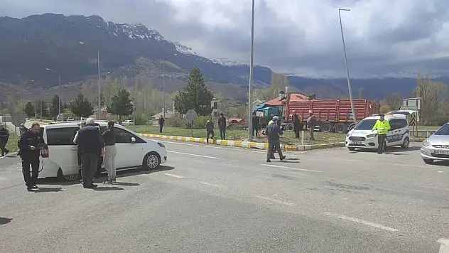 Konya'da hafif ticari araç ile tır çarpıştı, 4 kişi yaralandı