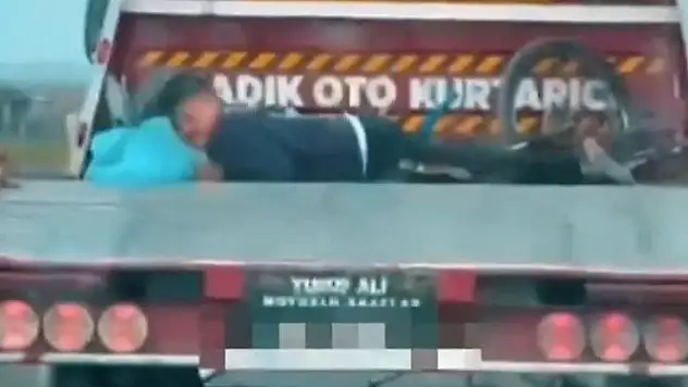 Çekici kasasında çocuk taşıdı, görüntüler dehşete düşürdü
