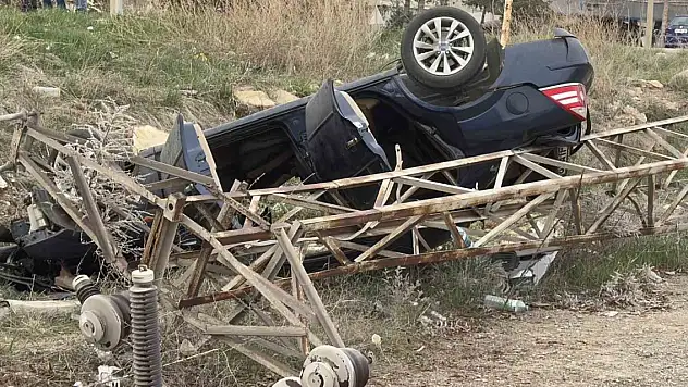 Kontrolden çıkan otomobil cami bahçesine uçtu: 5 kişi yaralandı