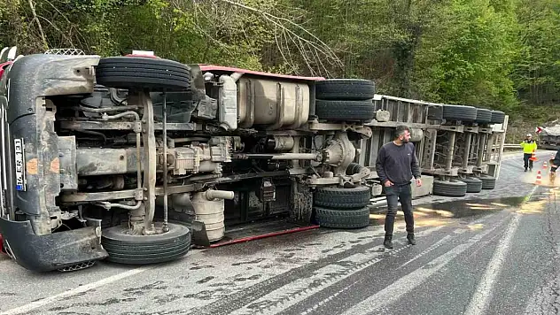 D-140'da tır devrildi: 1 yaralı