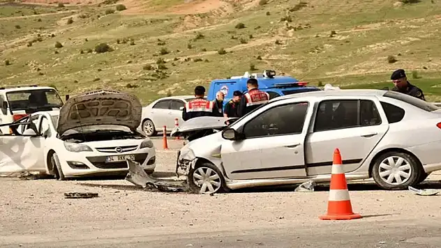 Otomobiller kafa kafaya çarpıştı: 1 ölü, 8 yaralı