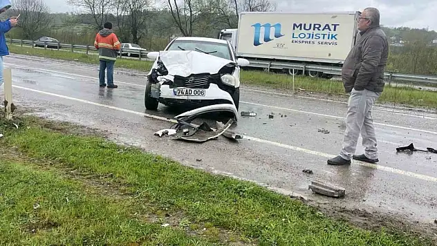 Seyir halinde giden otomobil, traktöre çarptı: 2 yaralı