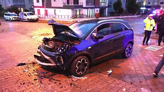 SUV araç ile otomobil çarpıştı: 6 yaralı