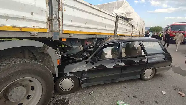 Otomobil tırın altına girdi: 2 yaralı