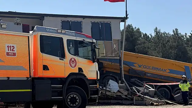 Prefabrik binaya çarpan kamyonun sürücüsü öldü