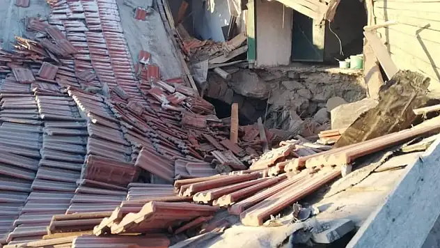 Ev ve altındaki ahır çöktü 37 hayvan telef oldu