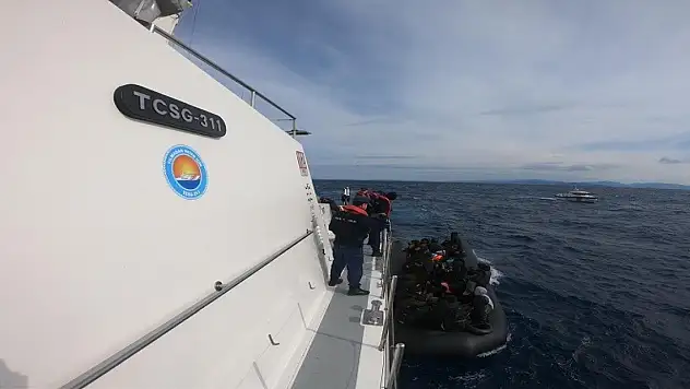 İzmir açıklarında 41 düzensiz göçmen yakalandı