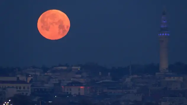 'Pembe Ay' görsel şölen oluşturdu