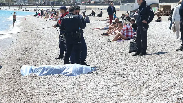 Elbiseleriyle girdiği denizde boğuldu