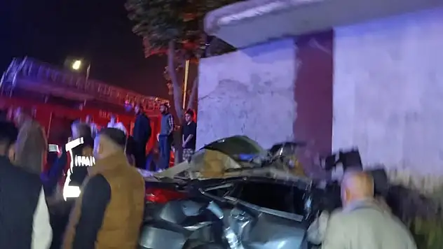 Duvara çarpan otomobildeki 2 kişi öldü
