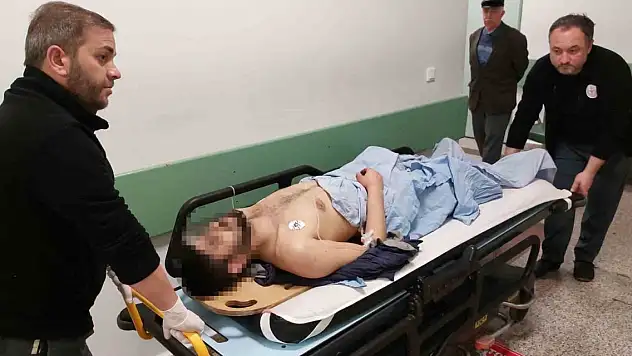 Bıçaklanan genç kaçarken kaza yaptı