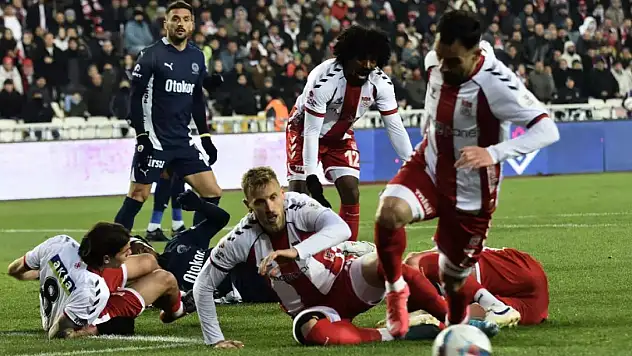 Fenerbahçe Sivasspor deplasmanından 3-1 galibiyetle ayrıldı