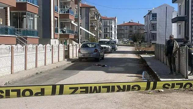 Tartıştığı eşini tabancayla öldürüp, intihara kalkıştı