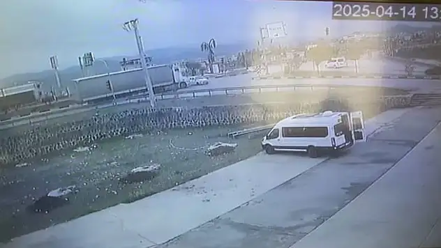 TIR ile çarpışan otomobildeki anne ve oğlu öldü kaza kamerada