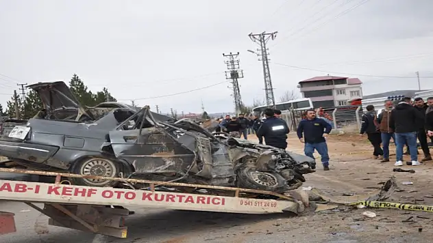 İki otomobil çarpıştı: 3 ölü, 3 yaralı