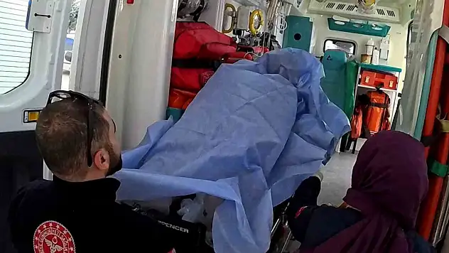 16 yaşındaki çocuk parkta bacağından bıçaklandı