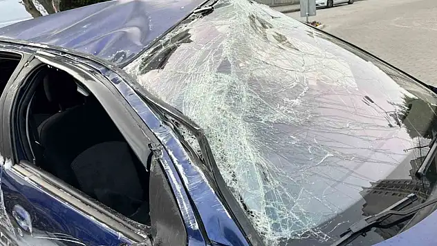 Dubalara çarpan araç takla attı