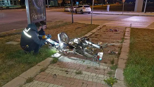 Otomobile çarpan motosiklet 15 metre ileriye savruldu: 1 ölü, 1 yaralı