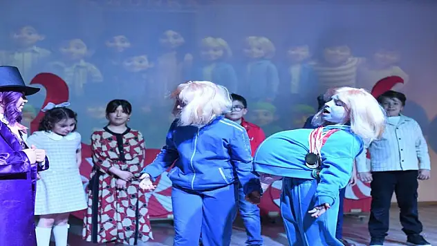 Yöntem öğrencilerinin İngilizce tiyatrosu beğeni topladı