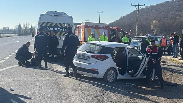 Konya'da otomobil, öğrenci servisine çarptı, yaralılar var