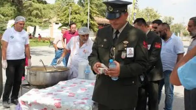 Ribat şehitler için helva dağıttı