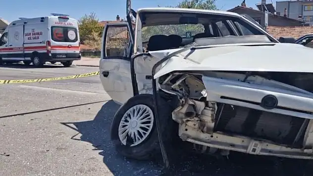 Konya'da merkezde ambulans ile otomobil çarpıştı, yaralılar var