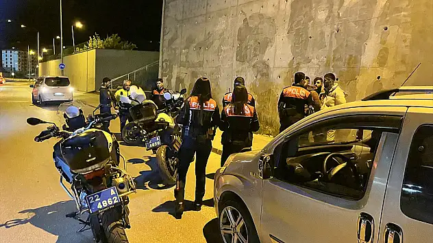 Yüksek sesle müzik dinleyen sürücüye komik ceza