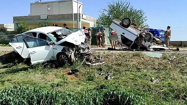 İki otomobil kafa kafaya çarpıştı 3 ölü, 2 yaralı