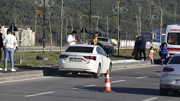 İki otomobil çarpıştı: 4 yaralı