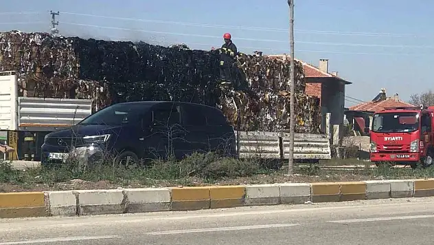 Konya'da hurda taşıyan tırın dorsesinde yangın çıktı