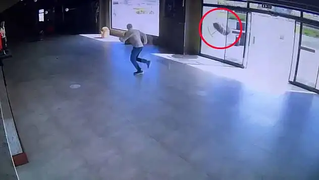 Safari aracının kopan tekerleği, iş yerine girdi