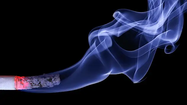 3 yaşındaki çocuğuna sigara içirdi