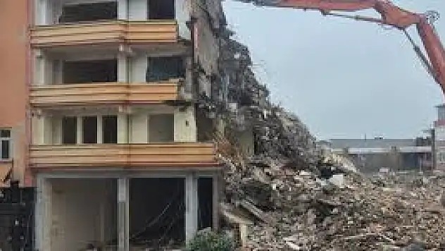 Yıkım sırasında bina iş makinesinin üzerine devrildi