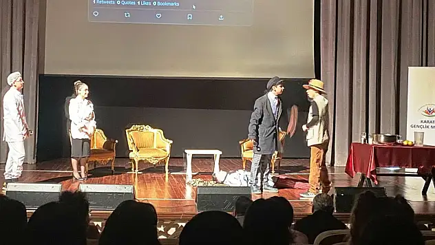 Yöntem Kolejinden tiyatroda büyük başarı