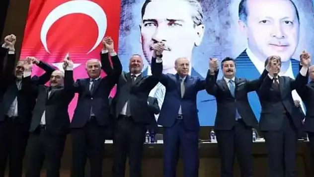 İki belediye başkanı AK Parti'ye geçti! Rozetlerini Erdoğan taktı