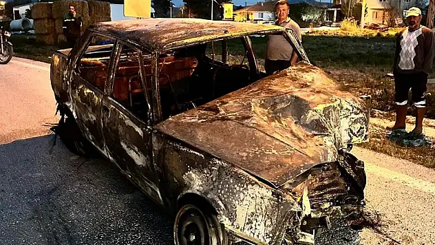 Kafa kafaya çarpışan iki otomobil yanarak hurdaya döndü: 1 ölü, 4 yaralı