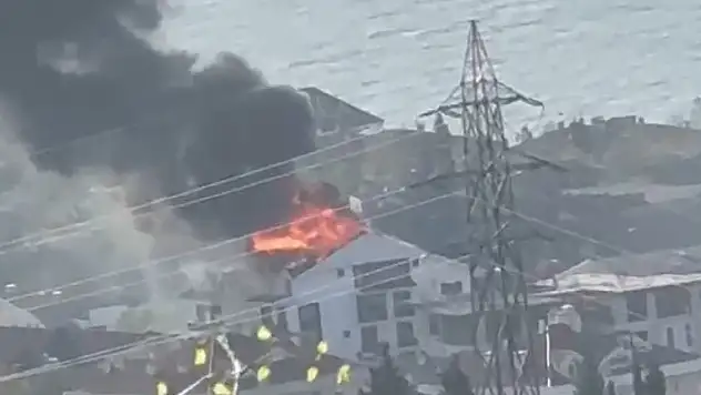 4 katlı apartmanın çatısı alev alev yandı