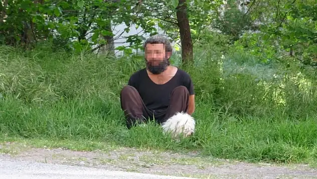 Annesinin cesediyle 2 hafta yaşadı! Alkol şişesinin yanında bulunan kitap dikkat çekti