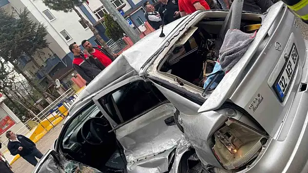 Otomobil, durakta yolcu alan otobüse arkadan çarptı: 1 ölü, 3 yaralı