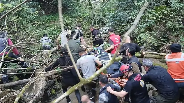 Dere yatağına devrilen kamyonun sürücüsü öldü