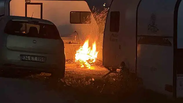 Deprem sonrası vatandaşlar karavanda ve parklarda geceliyor