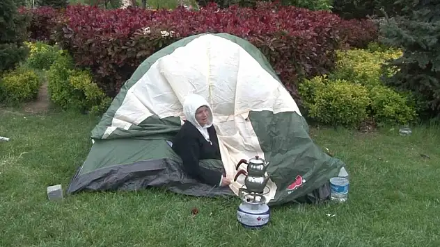 Deprem korkusu yaşayan İstanbullular geceyi çadırlarda geçirdi