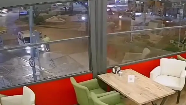 Polis memurunu 500 metre sürükledi!