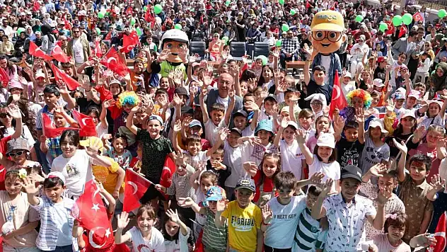 80 Binde Devr-i Alem Parkı'nda 23 Nisan coşkusu