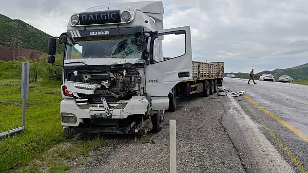 Tır ile minibüs çarpıştı: 1 ölü, 2 yaralı